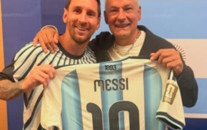 Messi le regaló su camiseta a Roberto Baggio tras la clasificación ante Suiza y revivió una amistad que nació gracias a Guardiola