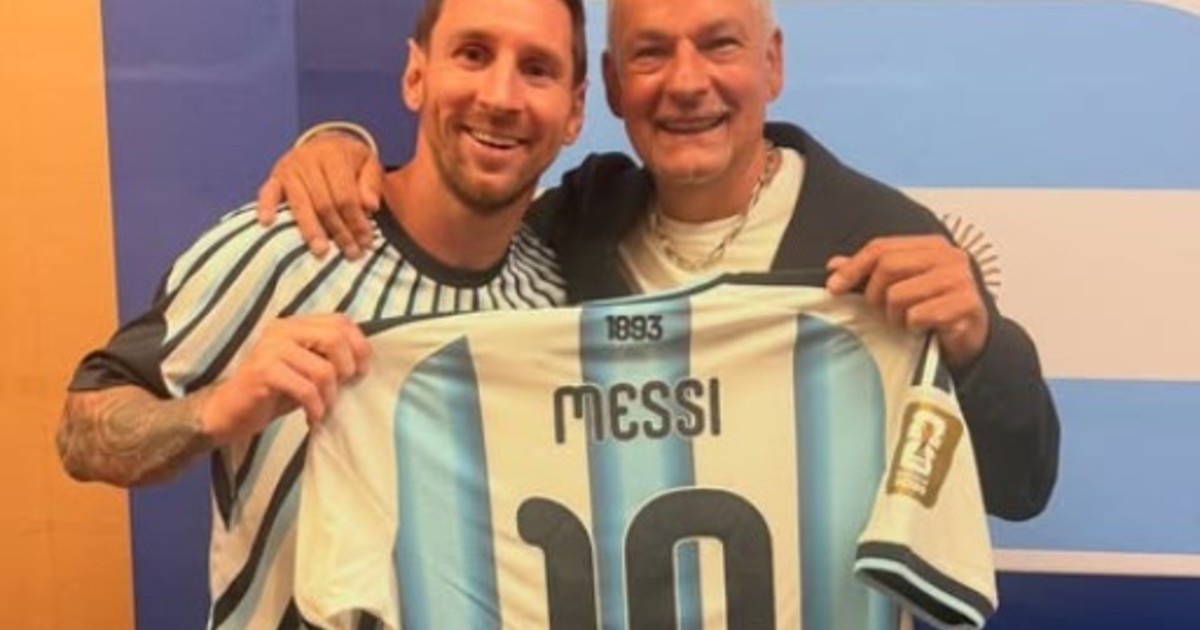 messi-le-regalo-su-camiseta-a-roberto-baggio-tras-la-clasificacion-ante-suiza-y-revivio-una-amistad-que-nacio-gracias-a-guardiola