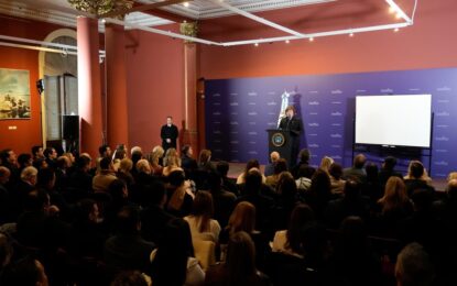 Milei ante los legisladores libertarios: charla con clima mundialista y pizarrón para explicar los cambios en el Banco Central