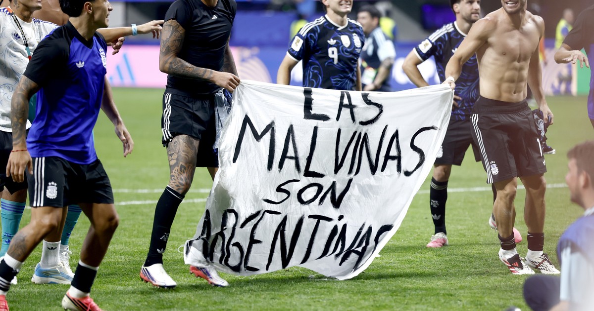 un-exasesor-de-margaret-thatcher-pidio-sanciones-contra-los-futbolistas-argentinos-de-la-premier-league-por-la-bandera-de-malvinas-y-el-gordo-dan-salio-a-cruzarlo