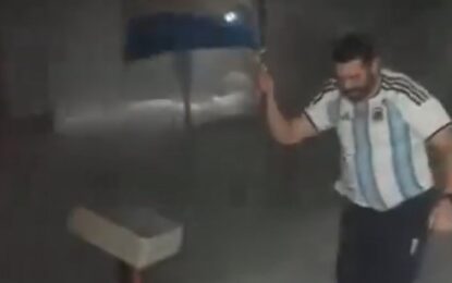 Con la camiseta de la Selección y temperaturas bajo cero: así celebró un docente en la Antártida la victoria ante Inglaterra