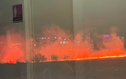 Incendio de pastizales cerca del estadio de River vs Aldosivi en Salta: preocupación por una gran columna de humo