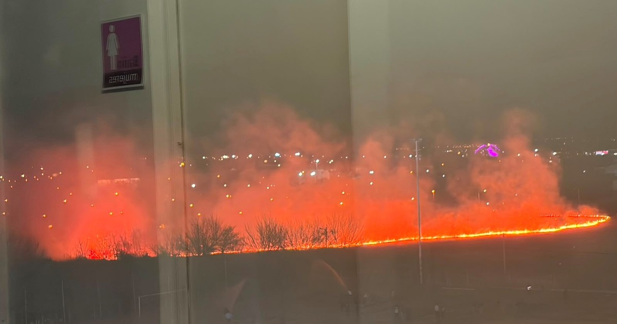 incendio-de-pastizales-cerca-del-estadio-de-river-vs-aldosivi-en-salta:-preocupacion-por-una-gran-columna-de-humo