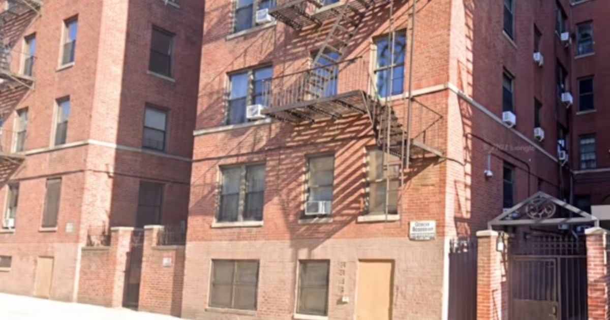 milagro-en-nueva-york:-un-bebe-de-un-ano-cayo-al-vacio-por-una-ventana-de-un-quinto-piso-y-sobrevivio