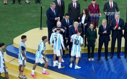 Cristian Cuti Romero se hizo viral por un polémico gesto: ¿evitó darle la mano a Donald Trump al recibir la medalla?