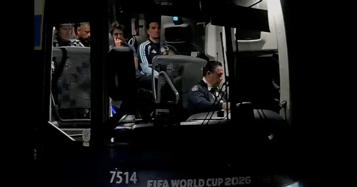 la-seleccion-vuela-hacia-la-argentina-sin-messi:-la-caminata-solitaria-de-un-scaloni-emocionado-y-una-despedida-triste