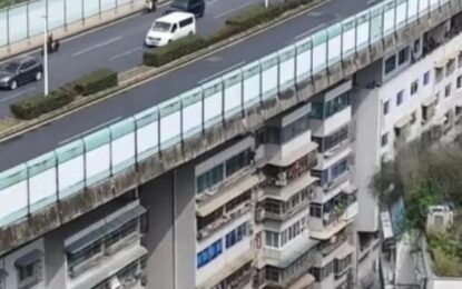 La increíble autopista suspendida que pasa por encima de una docena de edificios de departamentos
