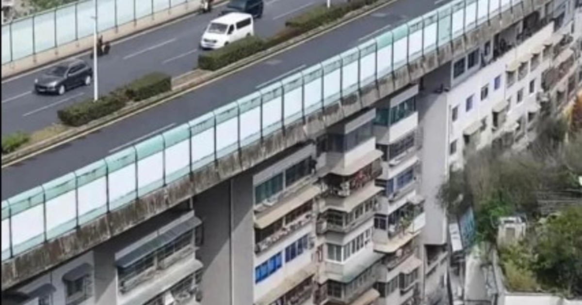 la-increible-autopista-suspendida-que-pasa-por-encima-de-una-docena-de-edificios-de-departamentos