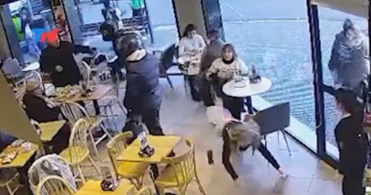 panico-en-un-cafe:-en-menos-de-un-minuto-motochorros-armados-entraron-al-bar,-le-quitaron-un-maletin-con-dinero-a-una-pareja-y-huyeron