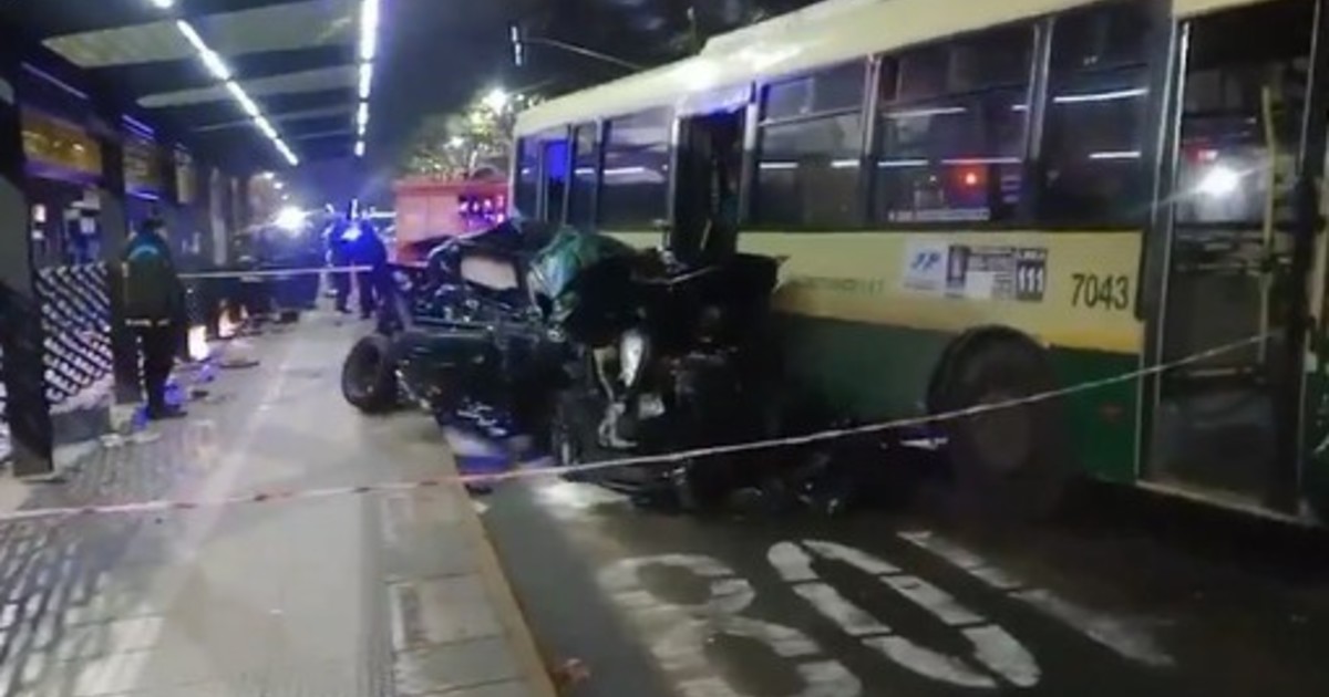 un-auto-quedo-destruido-tras-chocar-contra-un-colectivo-en-el-metrobus-de-palermo:-hay-tres-heridos