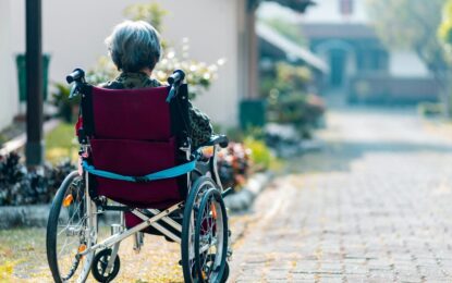“Muchas familias no pueden pagar una residencia, y cuidar a los mayores en casa aporta cercanía, pero puede convertirse en una carga”: la dificultad de elegir los cuidados para una persona dependiente