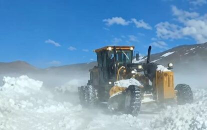 Impactante rescate: intentan bajar de la montaña a más de cien turistas atrapados por un temporal de nieve que tapó sus camionetas