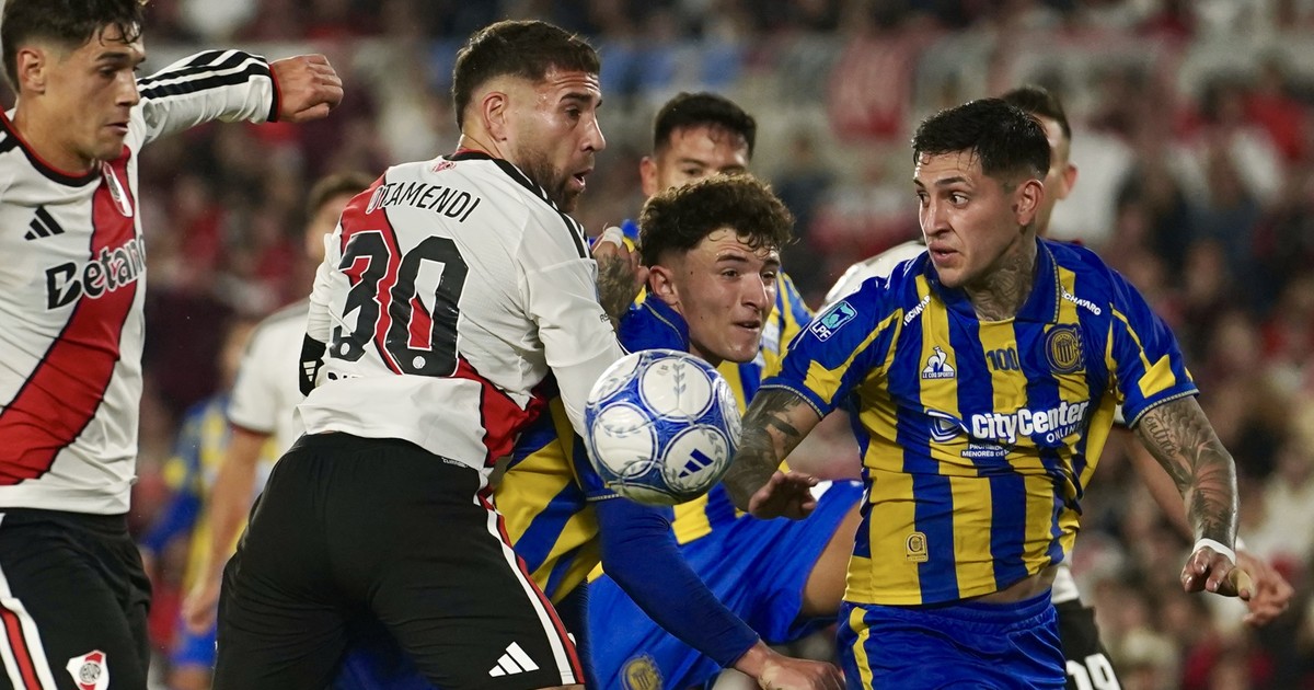 nicolas-otamendi,-el-protagonista-del-primer-tiempo-de-river:-un-gol-en-contra-que-beneficio-a-rosario-central-y-un-penal-que-el-var-corrigio