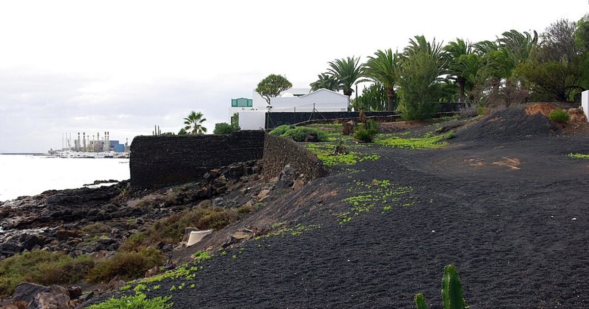un-terreno-de-40.000-metros-cuadrados,-10-bungalos-y-un-helipuerto:-asi-es-la-mareta,-el-palacio-oficial-espanol-ubicado-en-una-isla-del-atlantico