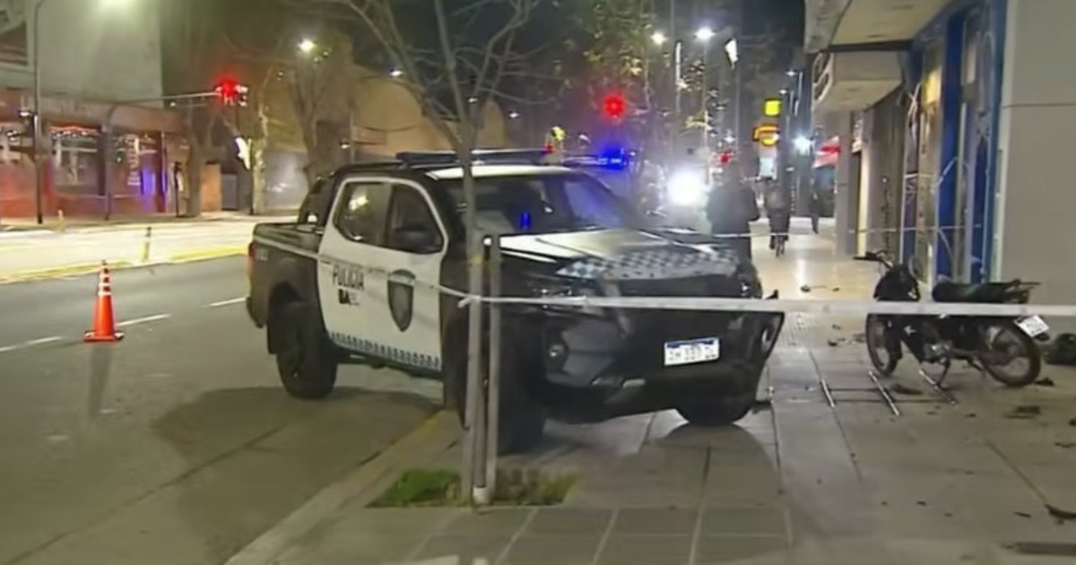 un-patrullero-choco-con-una-moto-que-escapo-de-un-control-y-terminaron-sobre-una-vereda-en-palermo