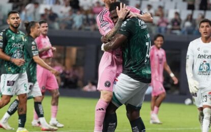 El emotivo gesto de Romaña con Lionel Messi cuando lo cruzó en el triunfo de León de México vs Inter Miami por la Leagues Cup