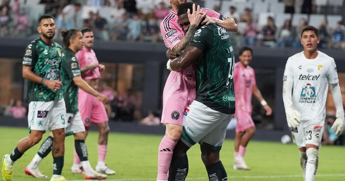 el-emotivo-gesto-de-romana-con-lionel-messi-cuando-lo-cruzo-en-el-triunfo-de-leon-de-mexico-vs-inter-miami-por-la-leagues-cup