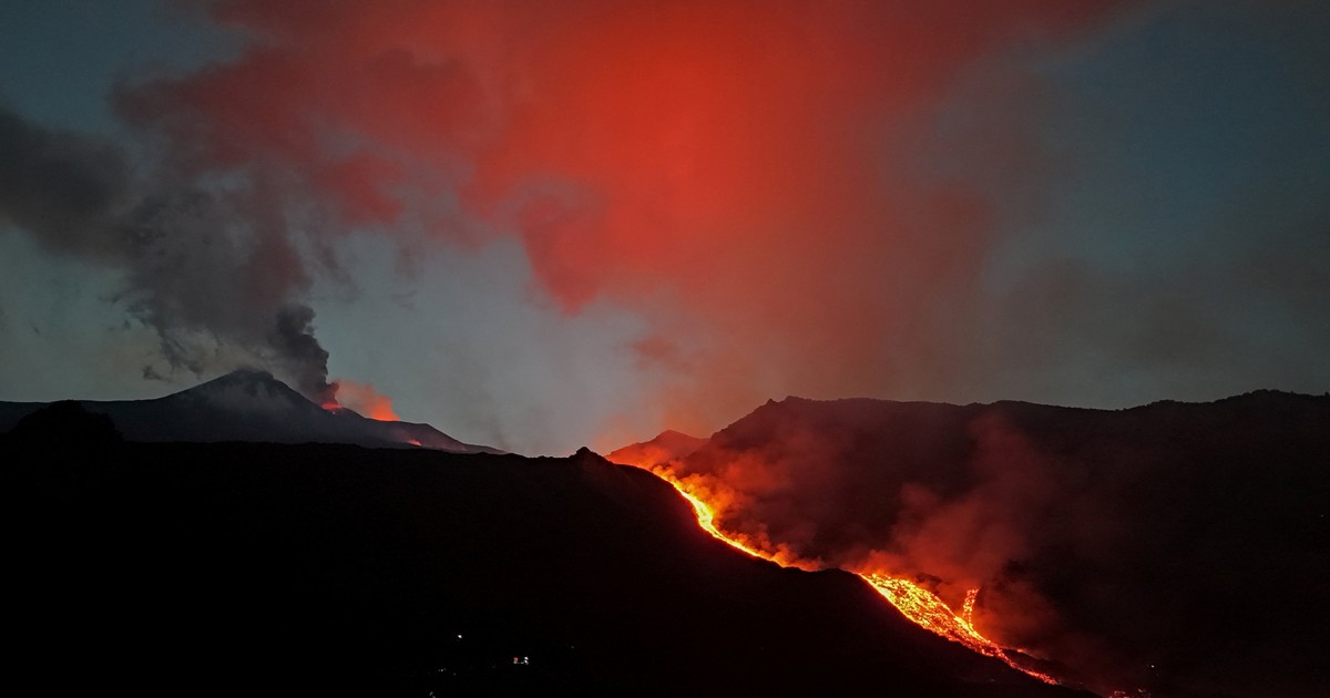 el-etna-entra-en-erupcion:-hay-700-vuelos-cancelados-y-miles-de-turistas-varados-en-sicilia-en-plena-temporada-alta-de-verano