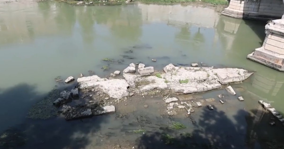 la-sequia-es-tan-grave-en-italia-que-bajo-el-rio-tiber-y-dejo-al-descubierto-el-antiguo-puente-de-neron