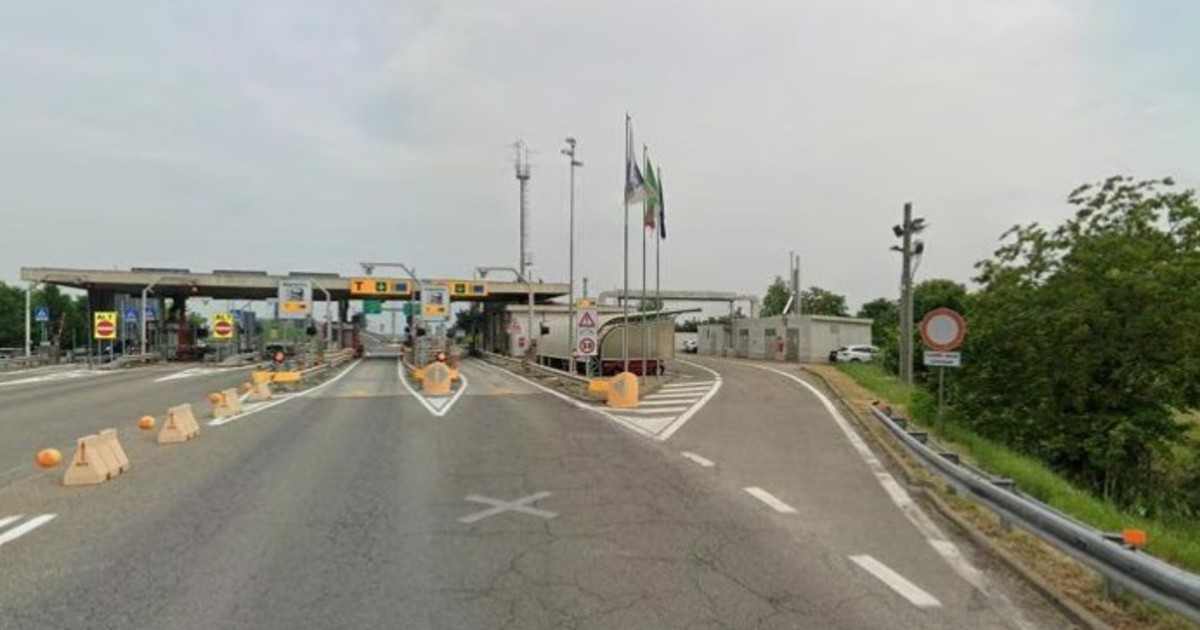 un-matrimonio-recorrio-100-kilometros-por-una-ruta-italiana-con-su-hijo-muerto-en-el-asiento-de-atras:-pensaron-que-dormia