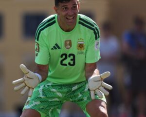 Dibu Martínez, otra vez en el limbo: se frustró su salida y ahora peligra su lugar en Aston Villa