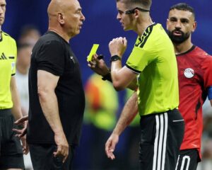 Escándalo con el técnico de Egipto que enfrentó a la Argentina en el Mundial: terminó desmayado mientras se peleaban sus dos esposas