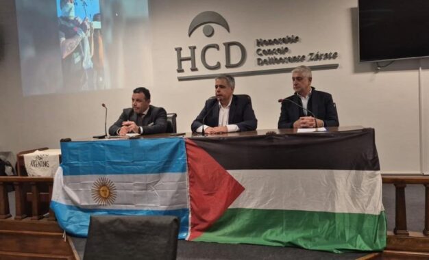 Escándalo en Zárate: el peronismo armó un acto pro Palestina en el Concejo Deliberante, embanderó el recinto y hubo repudios