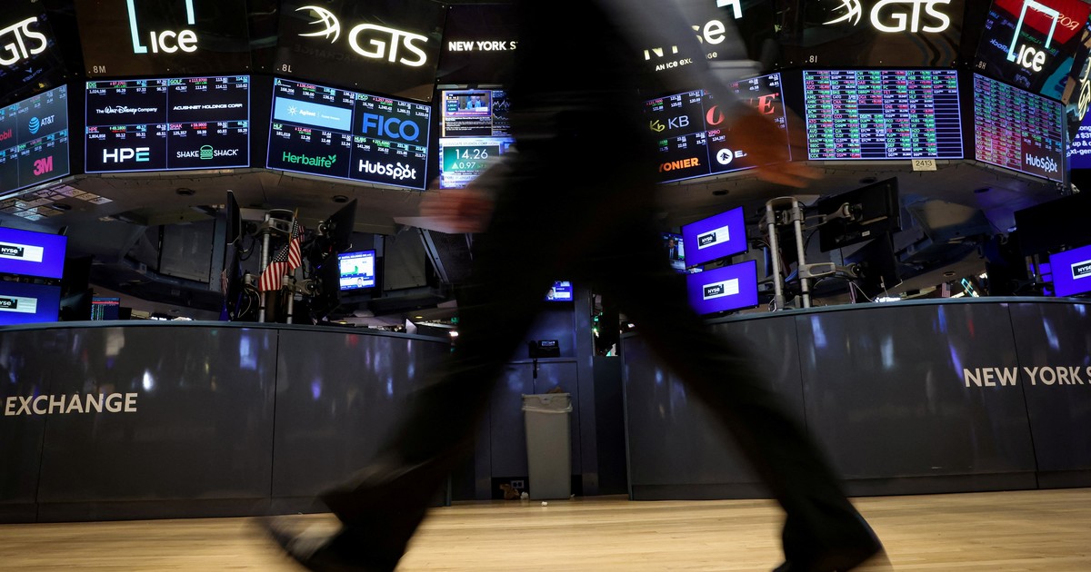 el-mercado-se-adelanta-a-las-elecciones-y-los-activos-argentinos-sufren:-riesgo-pais-por-encima-de-500-puntos-y-caida-de-casi-13%-del-merval