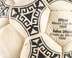 La pelota de la Mano de Dios de Maradona se vendió por US$ 3,35 millones y quedó lejos del récord de su camiseta