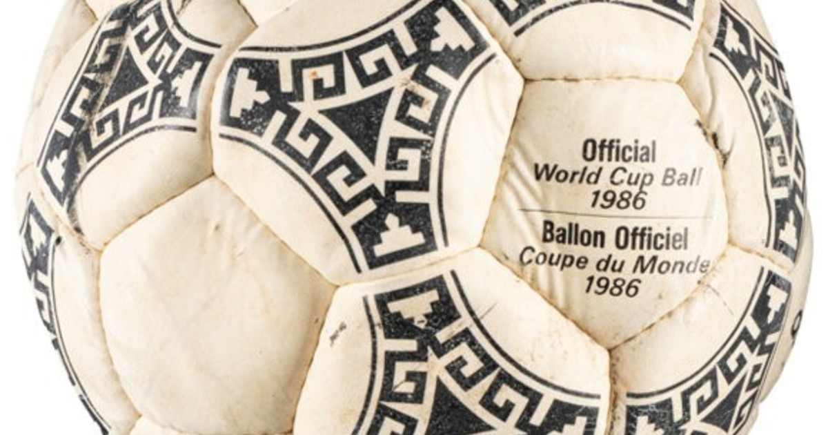 la-pelota-de-la-mano-de-dios-de-maradona-se-vendio-por-us$-3,35-millones-y-quedo-lejos-del-record-de-su-camiseta