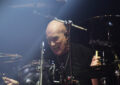El histórico baterista de AC/DC Chris Slade anunció su retiro de los escenarios a los 79 años: el motivo
