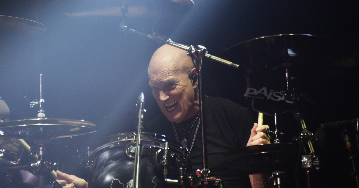 el-historico-baterista-de-ac/dc-chris-slade-anuncio-su-retiro-de-los-escenarios-a-los-79-anos:-el-motivo