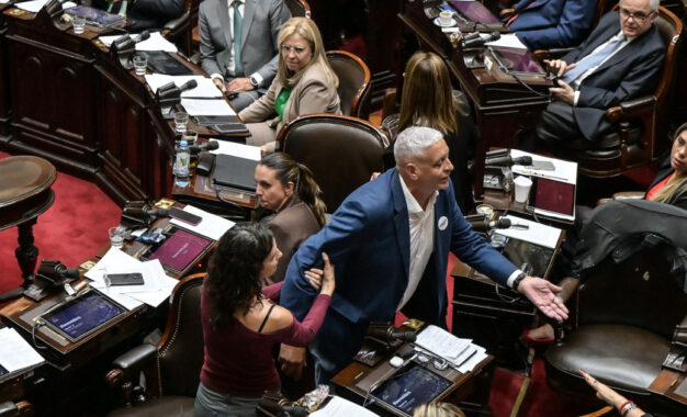 Escándalo en Diputados: Pietragalla denunció la presencia de un militar admirador de Videla, pero LLA lo acusó de mentir para levantar la sesión