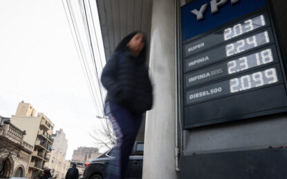 El Gobierno volvió a postergar la suba de impuestos a los combustibles para contener los precios