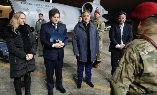 El peronismo busca hacer pie en Córdoba, pero Llaryora prioriza su reelección y mantiene un puente abierto con Milei