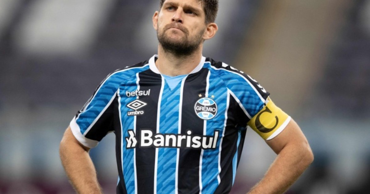 estafa-en-brasil:-se-hacia-pasar-por-el-dt-de-gremio-y-le-saco-4.000-dolares-a-un-jugador-pero-el-argentino-kannemann-lo-descubrio