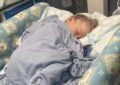 Un perro atacó a su hijo de 4 años y luchó para salvarlo mientras sostenía a su bebé en brazos: «Lo mordió en la cabeza»