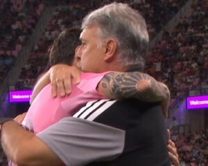El efusivo abrazo entre Messi y el Tata Martino que conmovió a todos y la explicación del DT: “Tenía ganas de dárselo”