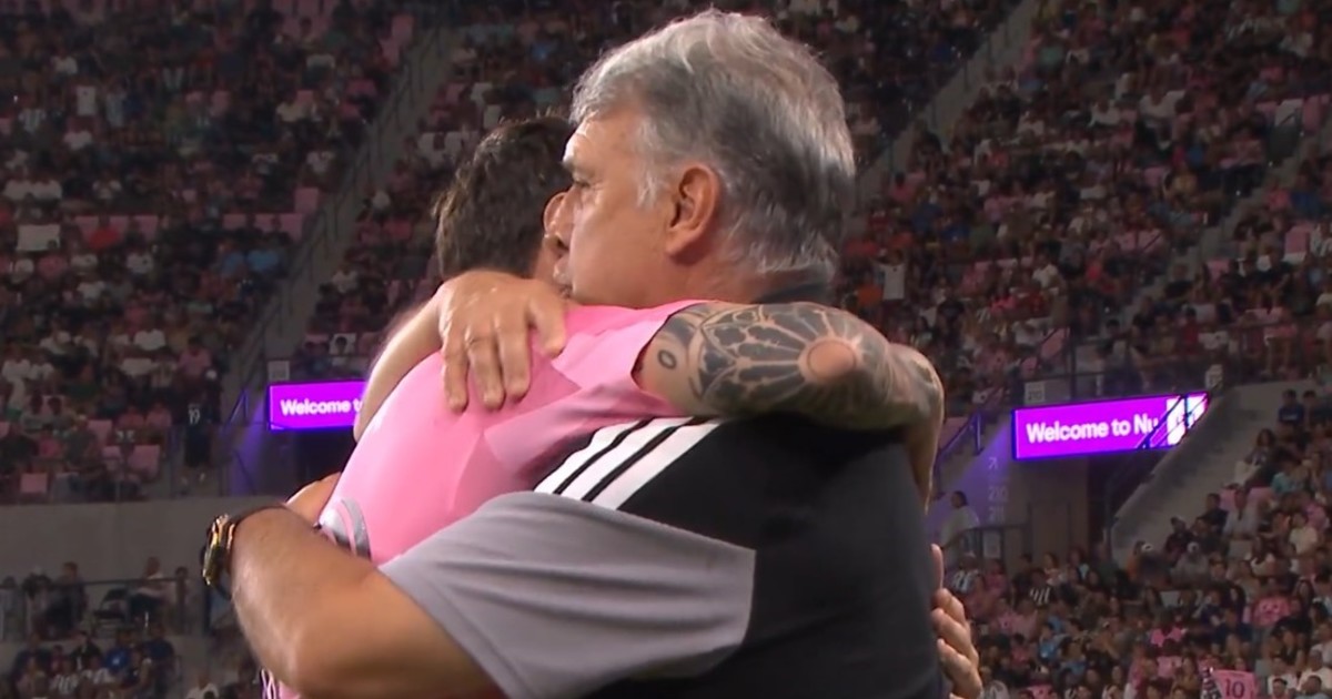 el-efusivo-abrazo-entre-messi-y-el-tata-martino-que-conmovio-a-todos-y-la-explicacion-del-dt:-“tenia-ganas-de-darselo”