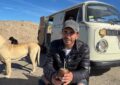 El argentino que viaja con un saxofón y dos perros: «No me sentía cómodo ni feliz con la vida. Ahí apareció la camioneta y decidí meterme en esta locura»