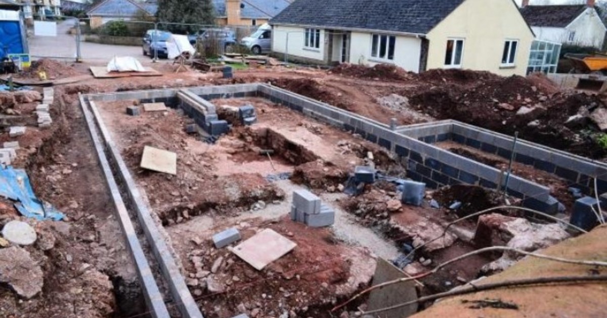 un-jubilado-construia-un-bungalow-en-su-jardin-y-descubrio-un-palacio-medieval-enterrado