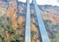 China construyó un ascensor en la roca de 288 metros de altura para que los niños lleguen al colegio
