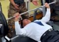 La inesperada demostración de fuerza del presidente de Mongolia: con traje y corbata, levantó 90 kilos en 20 repeticiones