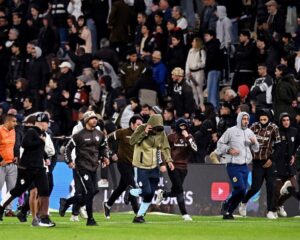 Caos en Vicente López: la barra de Platense invadió el campo, robó una bandera de Fluminense y empañó su despedida de la Libertadores