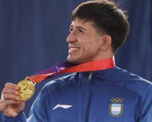 La increíble doble vida del argentino que ganó el oro en lucha en los Suramericanos: «En Europa y Asia soy una estrella, pero acá vendo pantalones»