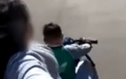 Agencia de Seguridad Vial investiga video de niño manejando moto con madre