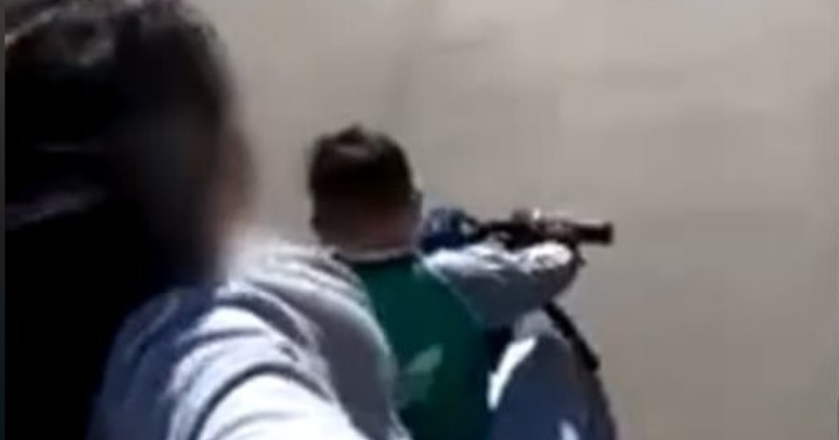 polemico-video:-un-nene-manejo-una-moto-mientras-su-madre-lo-filmaba-sentada-en-el-asiento-trasero