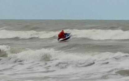 Amplían la búsqueda de los dos kayakistas que desaparecieron en el mar en Santa Teresita