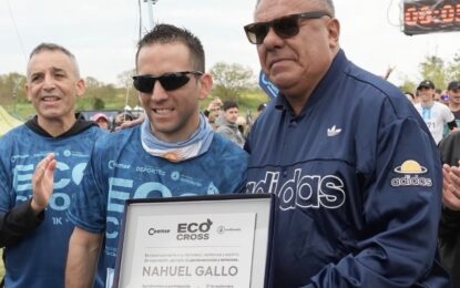 Tras el escándalo en la Supercopa Internacional, Chiqui Tapia reapareció y le dio una plaqueta al gendarme Nahuel Gallo