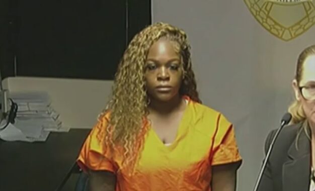 Una mujer dejó a sus cuatro pequeños hijos en casa y se fue en un crucero a las Bahamas